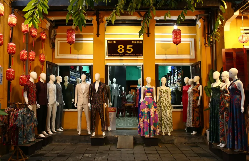 Khách mặc đầm dự tiệc