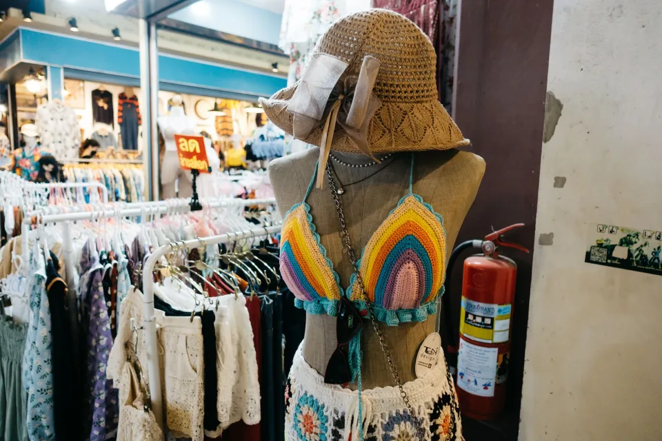 Khách mặc áo dài may đo